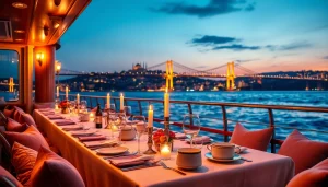 Genießen Sie einen unvergesslichen Bosphorus dinner cruise mit einer romantischen Tischdekoration und der Skyline von Istanbul.